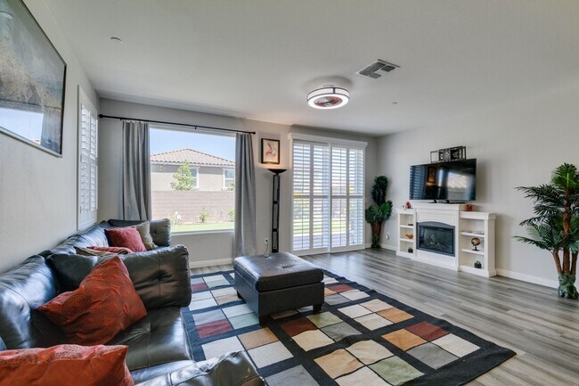 Building Photo - Furnished 5-Bedroom Home with Two Primary Suites