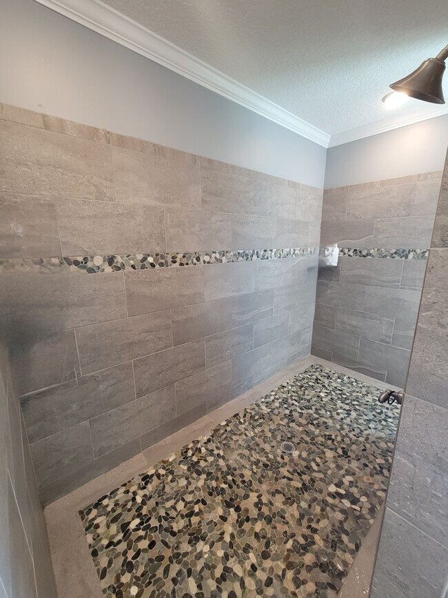 Building Photo - Modern 4BR Home with Screened Porch, Granite Kitchen & Fenced Backyard