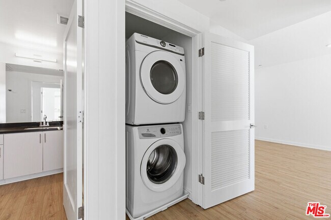 Building Photo - 11408 W Sarah St