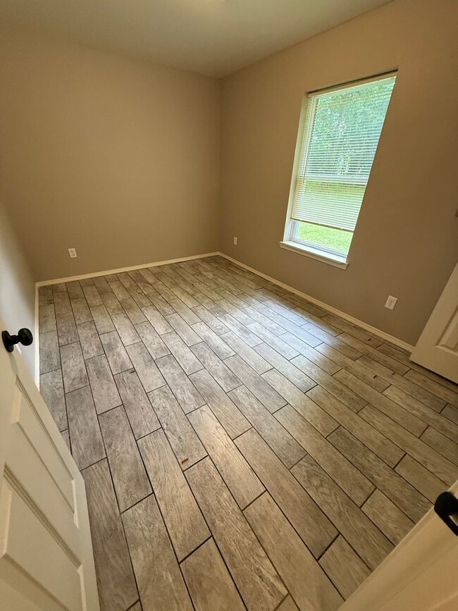 Building Photo - 3 Bed 1 Bath House.  Yard Care Included.
