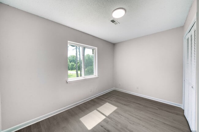 Building Photo - 307 Railroad St