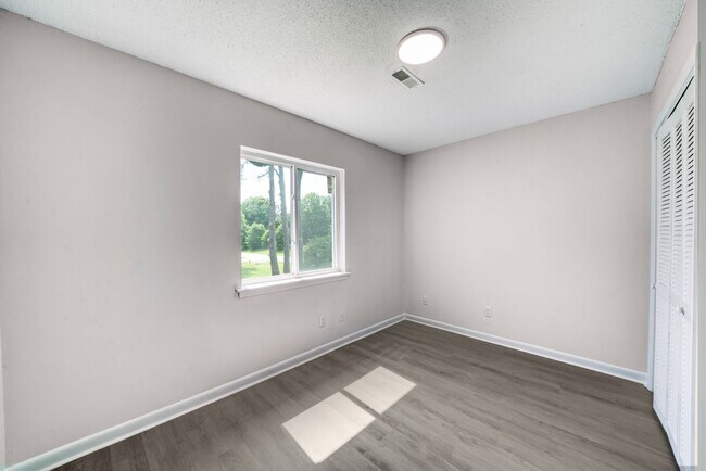 Building Photo - 335 Railroad St
