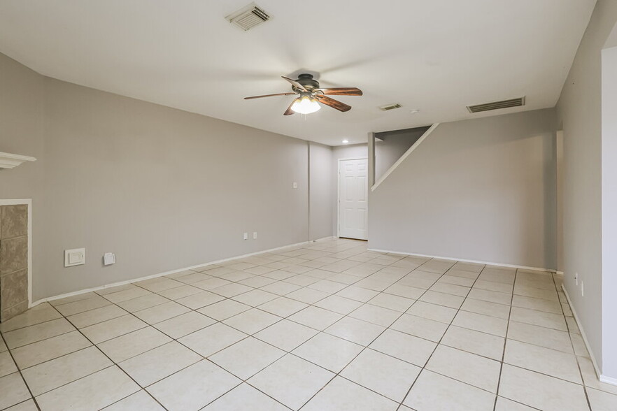 Building Photo - 11811 Sunny Stream Dr