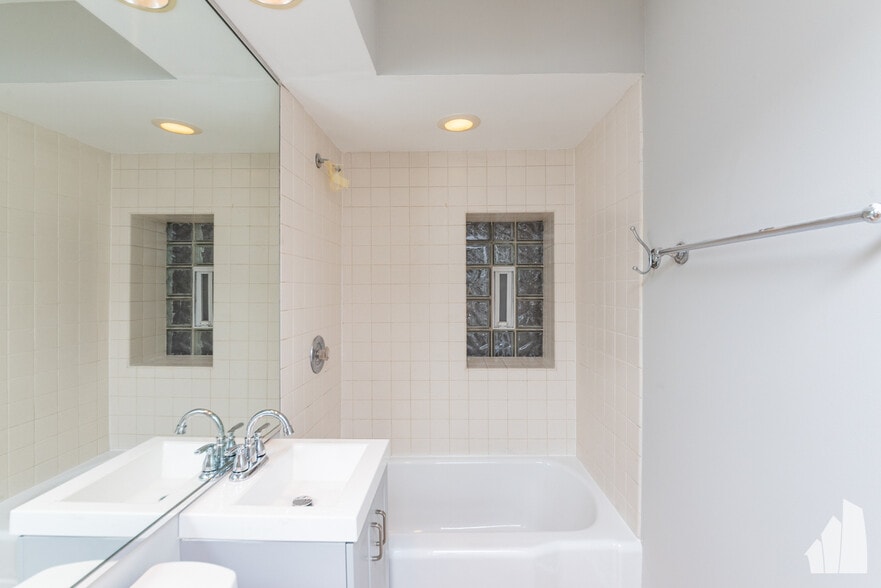 Building Photo - 2334 N Southport Ave