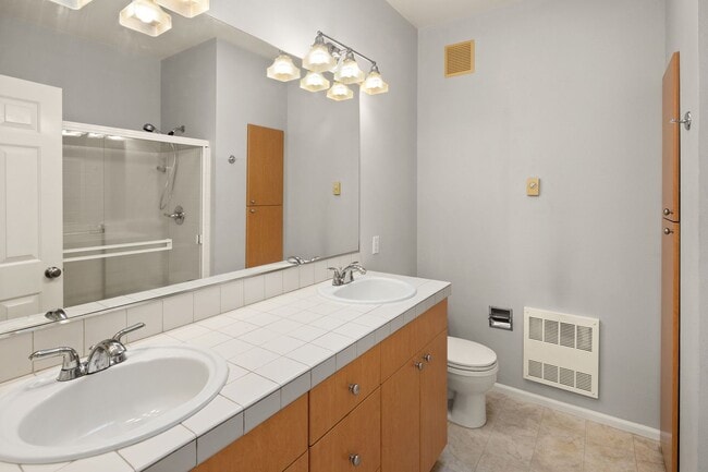 Building Photo - Spacious 3 bed Townhome