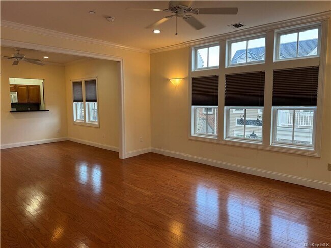 Building Photo - 400 Main St