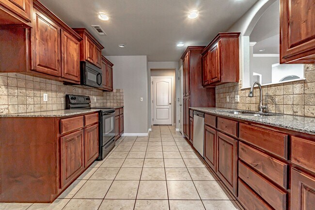 Building Photo - Centerton Family Home!