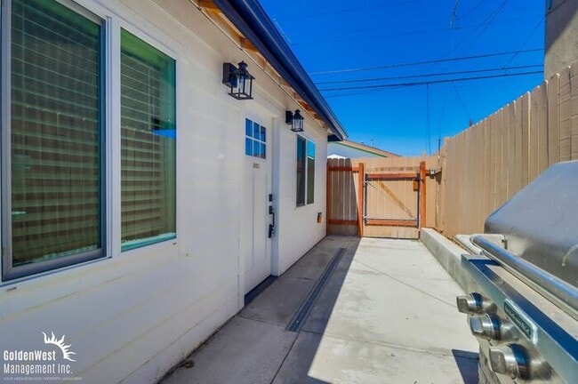 Building Photo - Modern 2Bdm 1Ba Apartment in the Azalea Pa...