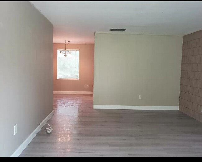 Livingroom - 18717 Hamilton St