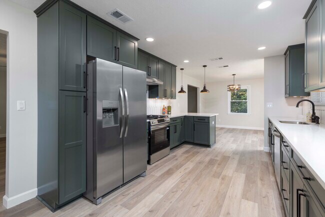 Building Photo - 6516 Bradford Dr
