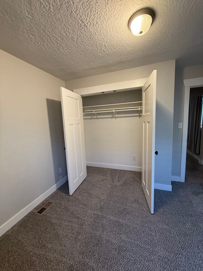 Building Photo - 807 S McClelland St