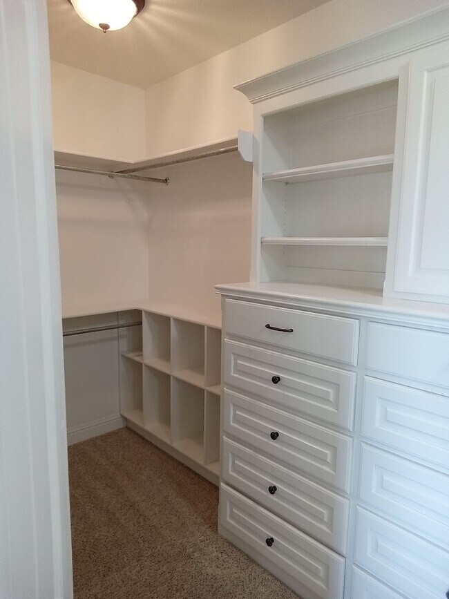 Building Photo - Benton Beauty