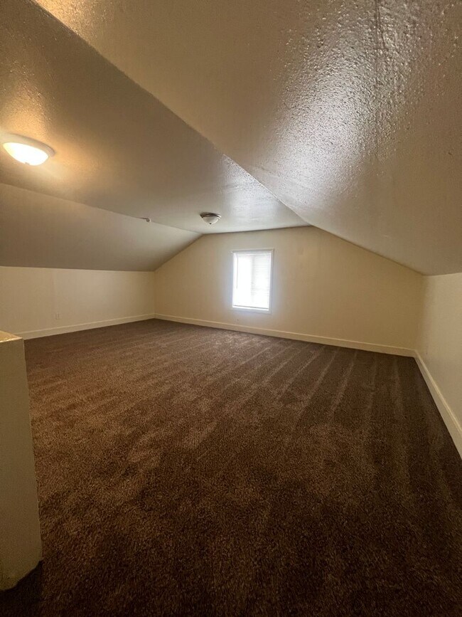 Building Photo - 1024-1026 E Bridger St