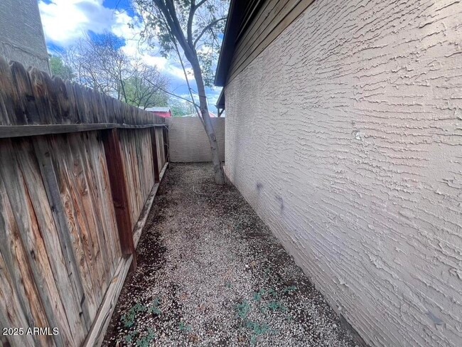 Building Photo - 526 S Mesa Dr