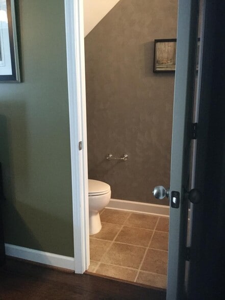 1/2 Bath / Powder Room (downstairs) - 2015B Beech Avenue