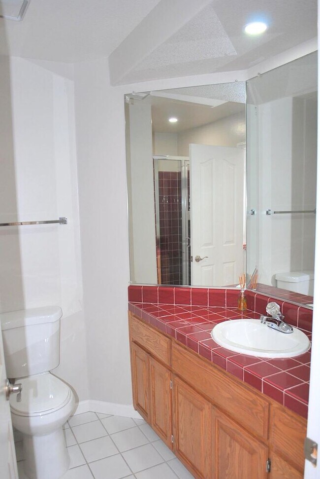 Building Photo - Updated Detached Home in Gated Fleur Du Mo...