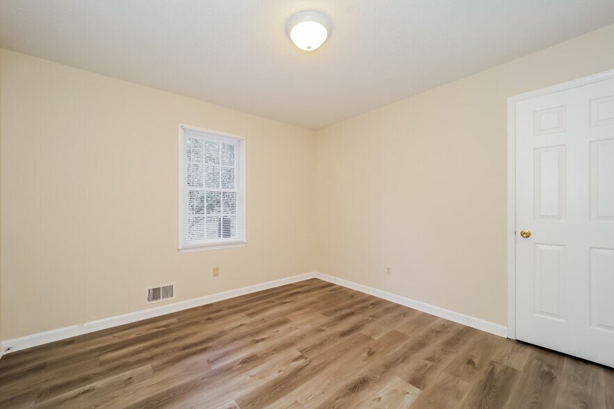 Building Photo - 2350 Bankstone Dr SW
