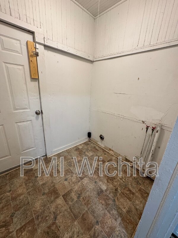 Building Photo - 257 N Poplar Ave