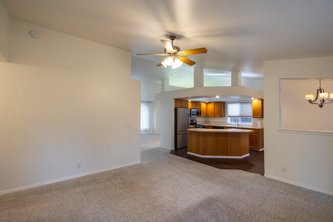 Building Photo - 164 S Silverwood Way