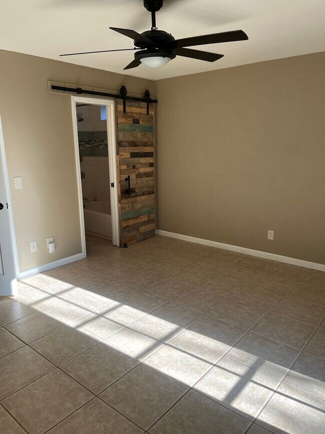 Building Photo - Modern, updated 3B/2B with fenced yard and sun room in Cottonwood