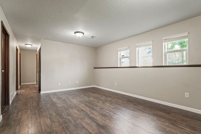 Building Photo - 422 E St Thomas More Way
