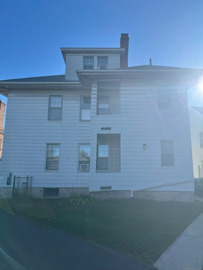 Building Photo - 89 Maplewood Ave