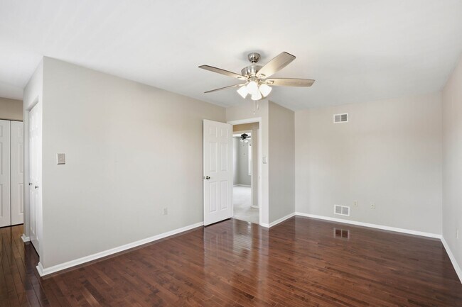 Building Photo - Stunning 3 Bedroom Townhome !