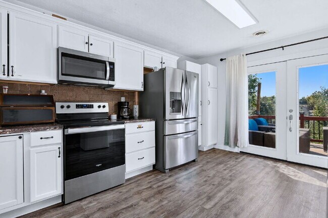 Building Photo - 1012 N Jullion Ave