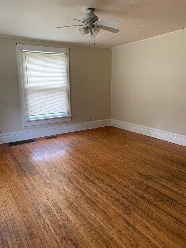 Building Photo - 1630 N Clay Ave