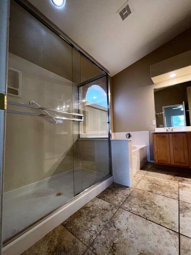 Building Photo - 4 BEDROOM WITH POOL