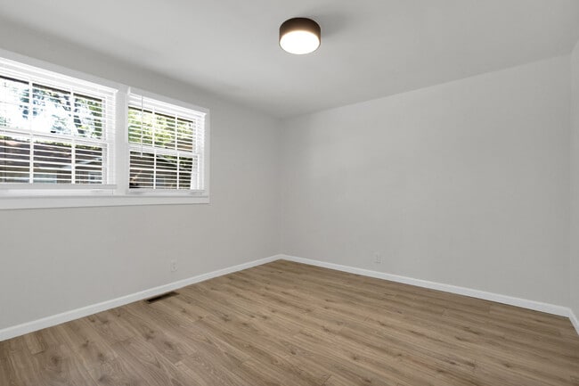 Building Photo - Renovated Duplex in Prime Walkable 12 South Location!