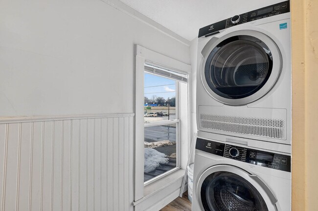 Building Photo - 120 S Main St