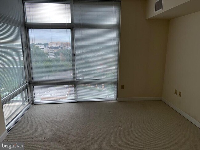 Building Photo - 5750 Bou Ave