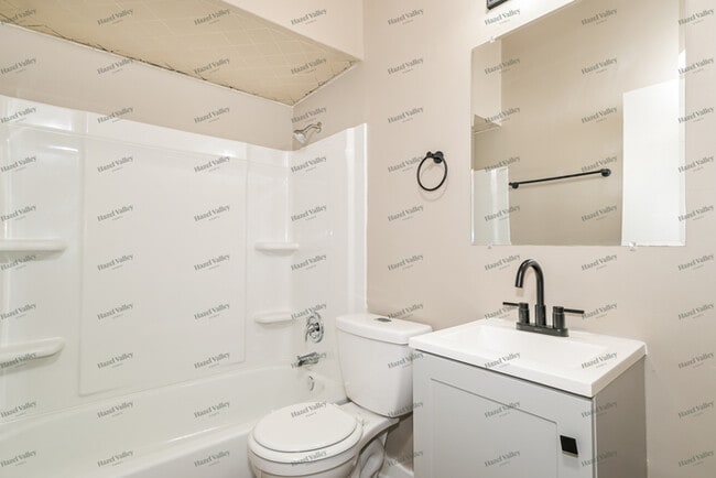 Building Photo - 380 Moule Dr