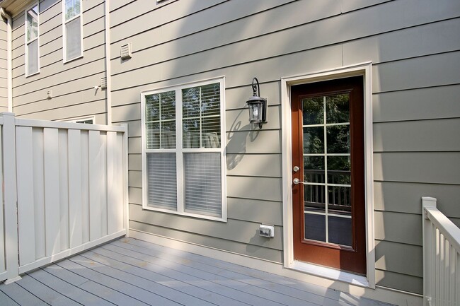 Building Photo - Light-Filled Townhome With Utilities Inclu...