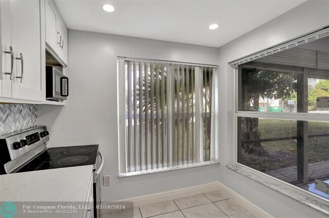 Building Photo - 4156 Inverrary Dr