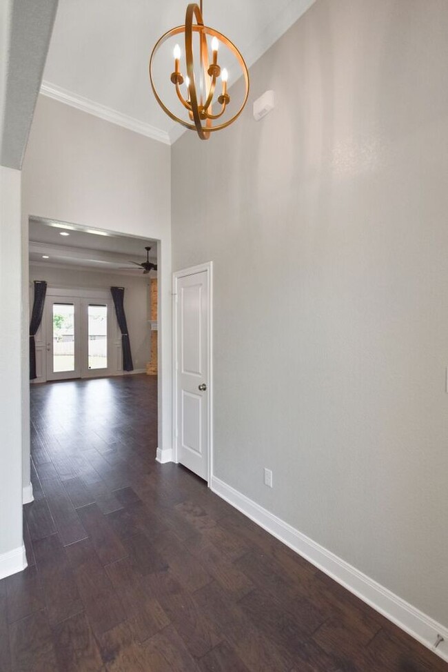 Building Photo - Stunning 4 Bed 2 Bath!