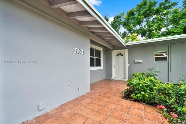 Building Photo - 15831 Palmetto Club Dr