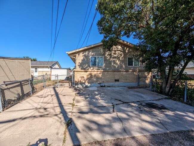 Building Photo - 6631 Julian St