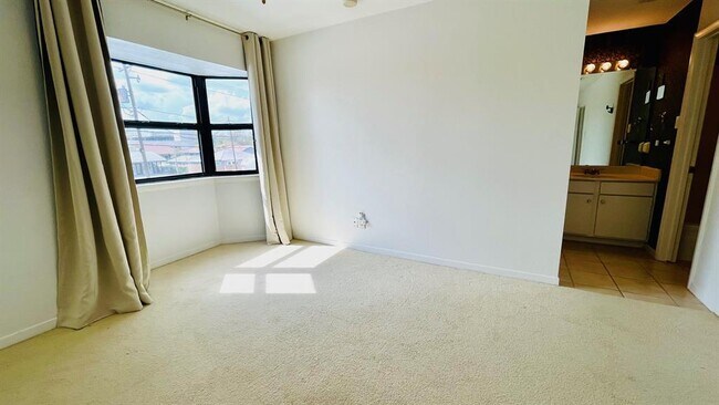 Building Photo - 1510 W N Loop Blvd