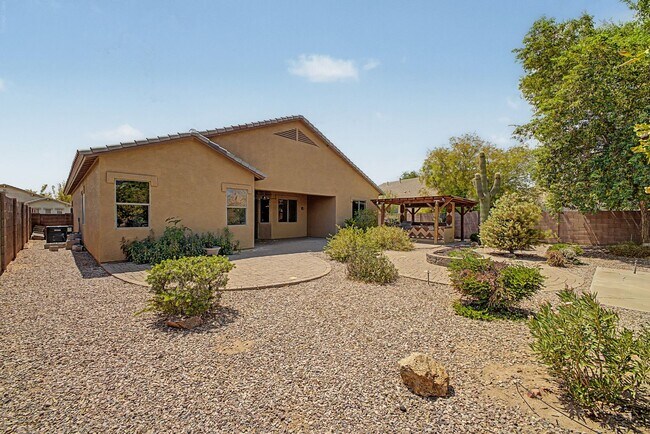 Building Photo - 1900 E Woodsman Pl