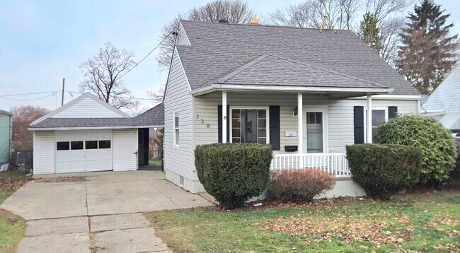 Building Photo - 738 E 35th St