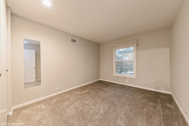 Building Photo - 560 Shorely Dr