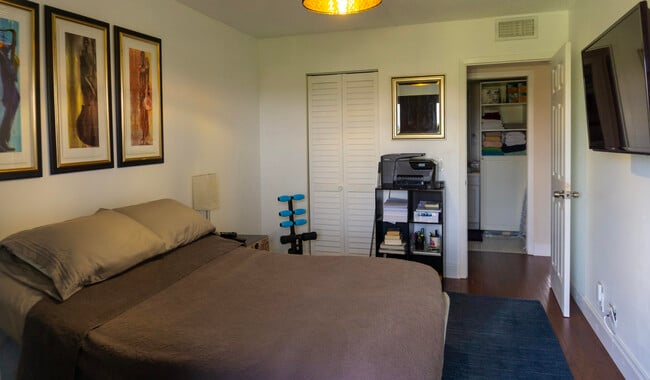 Building Photo - 4016 Lincoln A