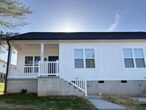 Building Photo - 2 Bedroom, 2 Bathroom Duplex in Winston-Salem!