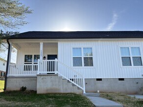 Building Photo - 2 Bedroom, 2 Bathroom in Winston-Salem!