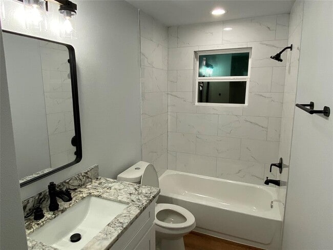 Building Photo - 421 Mockingbird Ln