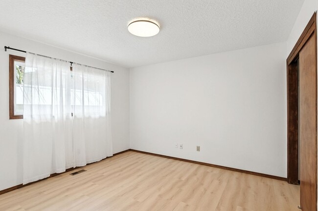 Building Photo - Refreshed 3 Bedroom Ranch In NE Portland
