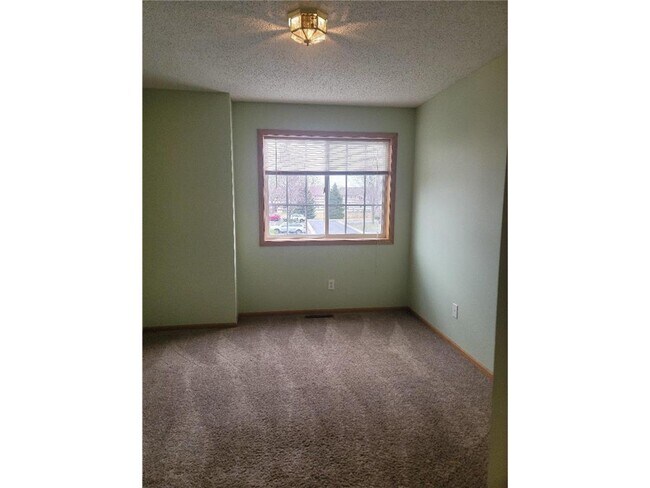 Building Photo - 2502 Yellowstone Dr