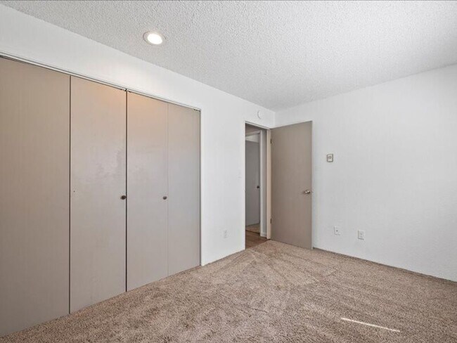 Building Photo - 1207 W 13th Ave